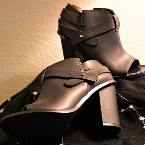 Crown Vintage Black Open Toe Ankle Boots - Picture 4 of 4